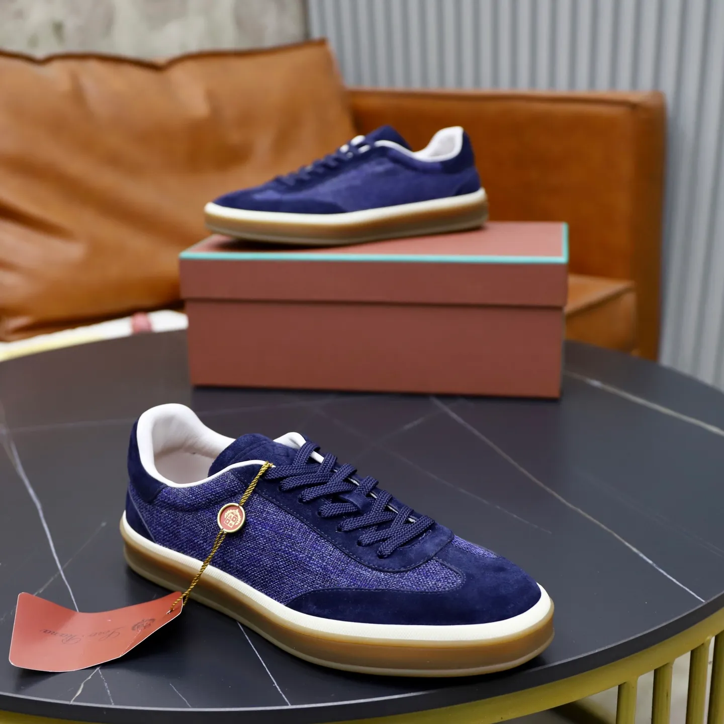 Ex-factory price: 540💰Loro Riana men’s moral training sneakers! Made from high-quality materials and designed in a low-cut silhouette, it offers an elegant and stylish look that's suitable for year-round wear. The unique double-layer sole aesthetic design, caramel cup-shaped outsole is decorated with off-white rubber trim, creating an attractive color combination. Pair with tailored pieces or jeans for a sophisticated yet casual look. The heel is decorated with soft cow leather tongue with Kummel color inserts and cotton laces with embossed LP logo. Upper: cow split suede stitching knitted fabric. Lining: original thickened soft sheepskin. Size: 38-39-40-41-42-43-44 (customized in 45.46)
